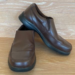 Hush Puppies brown leather boy’s dress shoes 4 wide